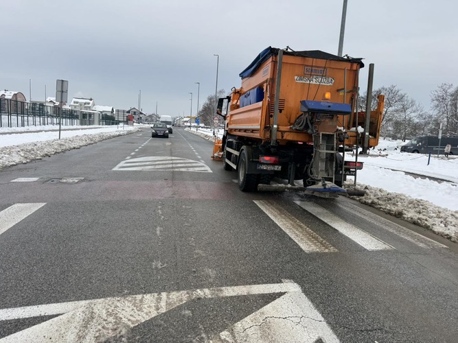 Zimska služba VG Komunalca pojačano posipava prometnice