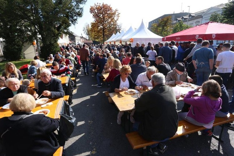 ['autobusne linije 14 i 15', 'domaći proizvodi', 'gastro turopolja', 'gastronomija', 'gradski park', 'kultura', 'manifestacija', 'muzej turopolja', 'prometna regulacija', 'Šetalište Franje Lučića', 'tradicija', 'turopolje', 'Velika Gorica', 'VG Komunalac', 'zabava']