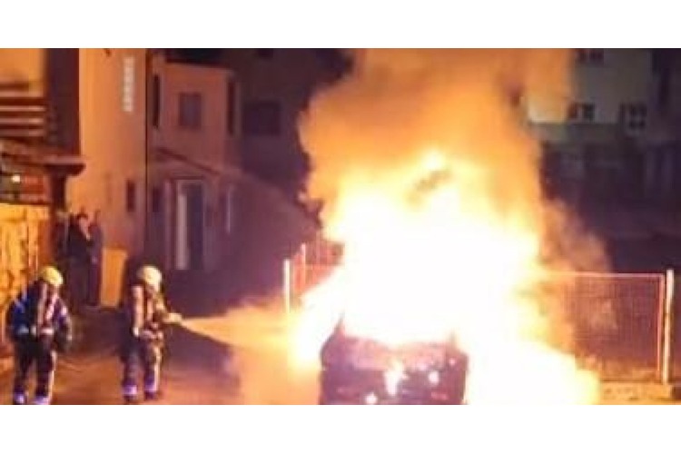 ['Velika Gorica', 'Požar', 'Javna vatrogasna postrojba Velike Gorice', 'ivica maceković', 'lamborghini', 'materijalna šteta', 'vatrogasna intervencija', 'policijski očevid', 'oštećena vozila', 'novosti']