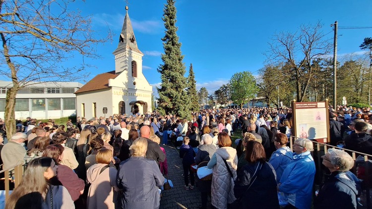 FOTO Mnoštvo građana na blagoslovu hrane povodom Uskrsa
