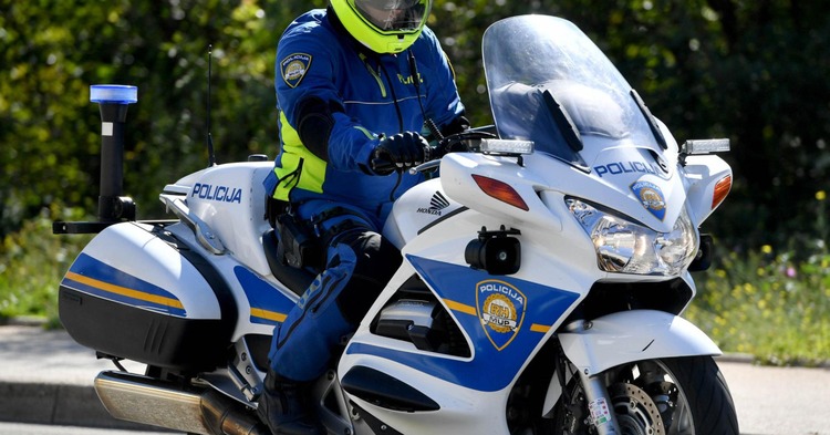 ['Velika Gorica', 'policijska uprava zagrebačka', 'prometni prekršaji', 'bez vozačke dozvole', 'neregistrirani motocikl', 'odbijanje testiranja', 'Sudska presuda', 'novčana kazna', 'uvjetna osuda', 'sigurnost prometa']