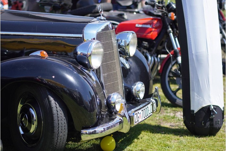 ['Gradski stadion', 'izložba starih vozila', 'kulturno-glazbeni program', 'međunarodna izložba', 'Oldtimer klub Turopolje', 'povijesna vozila', 'povijesni modeli vozila']