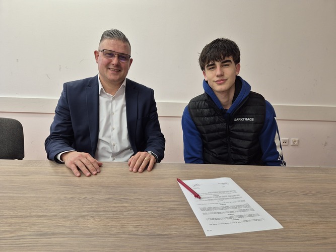 ['Dominik Živanović', 'Petar Gruja', 'Seniorski ugovor']