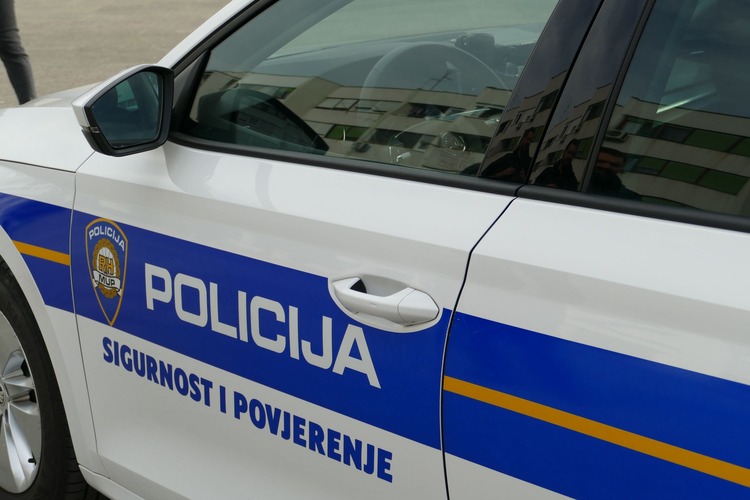 ['alkohol', 'neregistrirano vozilo', 'policija', 'poljana čička', 'recidivist', 'Velika Gorica', 'vozačka dozvola']