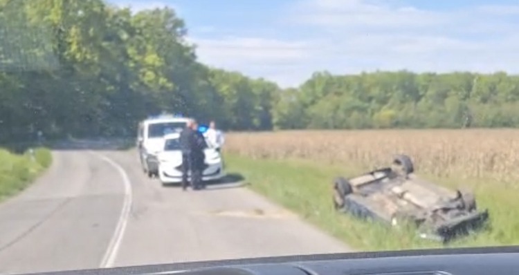 Prometna nesreća u Maloj Buni, auto na krovu