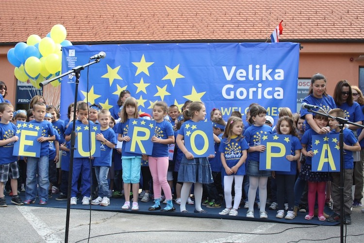 Djeca su pjevala hrvatske, turopoljske i europske pjesme, plesali, veselili se i smijali. 