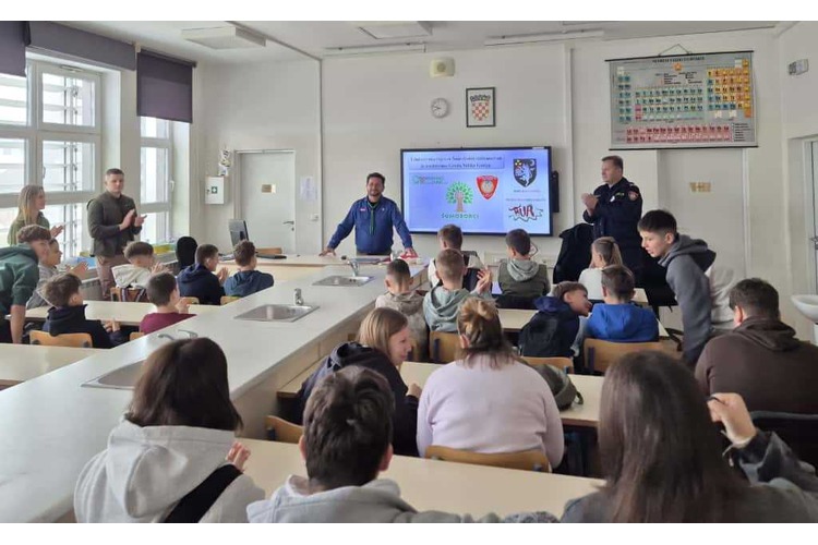 ['hrast lužnjak', 'Hrvatske šume', 'klimatske promjene', 'pošumljavanje', 'šumoborci']