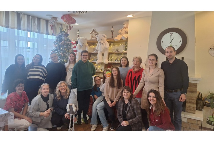 ['božićni ukrasi', 'deset godina djelovanja', 'Dom Oaza', 'ekonomska škola velika gorica', 'Međunarodni dan volontera', 'radionica', 'Volonterski klub', 'volonterstvo']