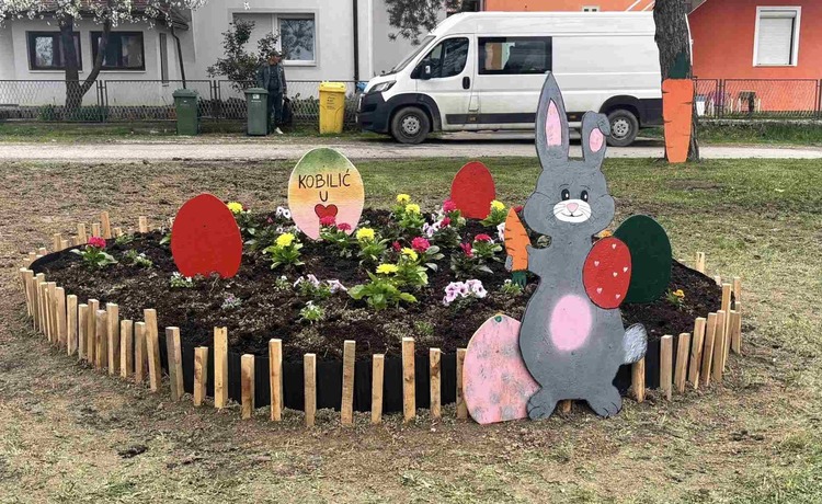 FOTO Proljetni ugođaj u Kobiliću: Članice Udruge žena prigodno ukrasile mjesto ususret Uskrsu