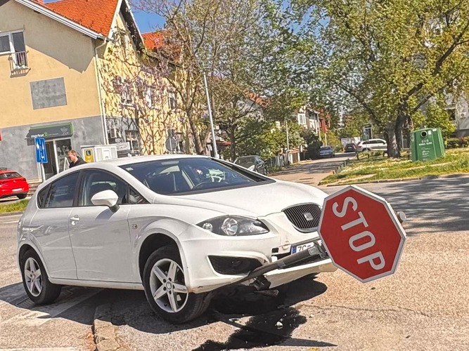 Upravo prometna kod Robne kuće: Auto zajahao znak stop