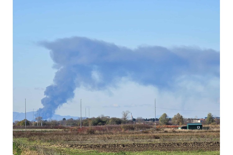 ['gusti dim', 'hitne službe', 'Pneumatik', 'požar', 'skladište guma', 'sveta nedelja', 'vatrogasci', 'Velika Gorica']